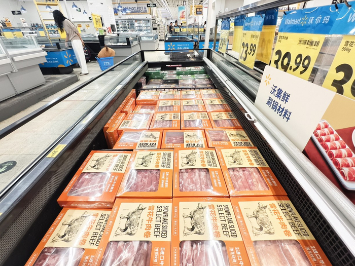     朝阳路一超市，冷藏柜里摆放着各种火锅食材。    本报记者宋延康 摄