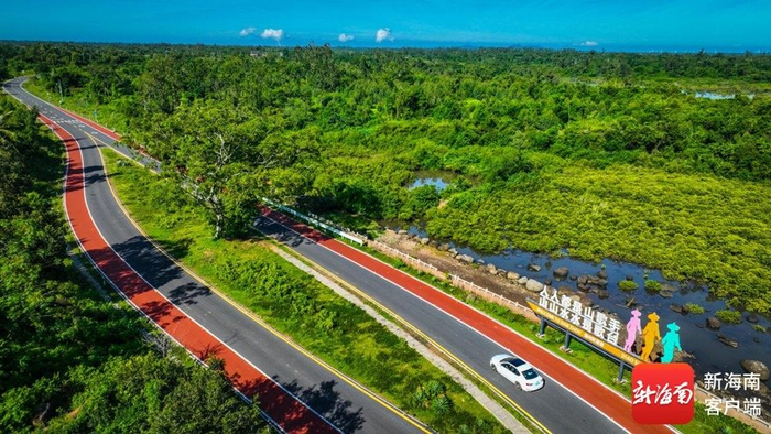 2025年10月1日，海南环岛旅游公路儋州段沿途风景如画。海南日报 张茂 摄