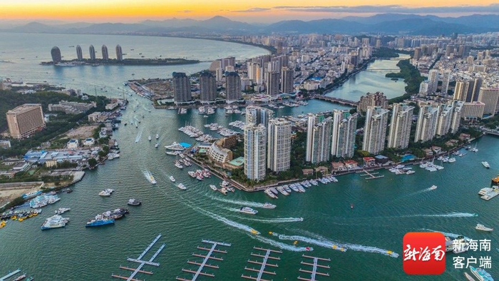 在三亚河出海口，出海体验游的游艇如万箭齐发，陆续归港。海南日报 张茂 摄