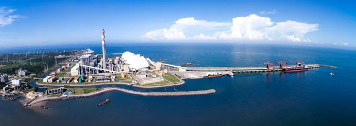 惠来电厂10万吨级煤码头和3000吨级综合码头。郑楚藩/摄