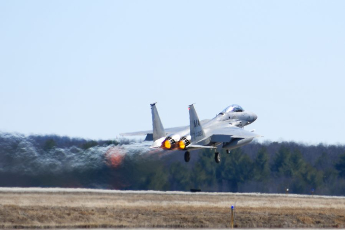 （资料图）一架美国空军国民警卫队的F-15C战机