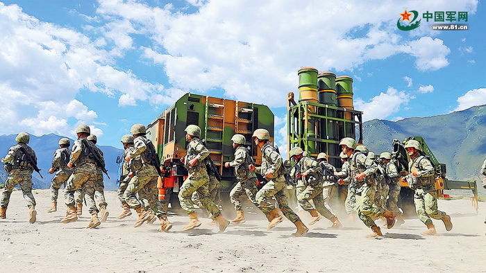 　　陆军某旅组织对抗训练，官兵闻令而动，奔赴战位。蒋振梁摄