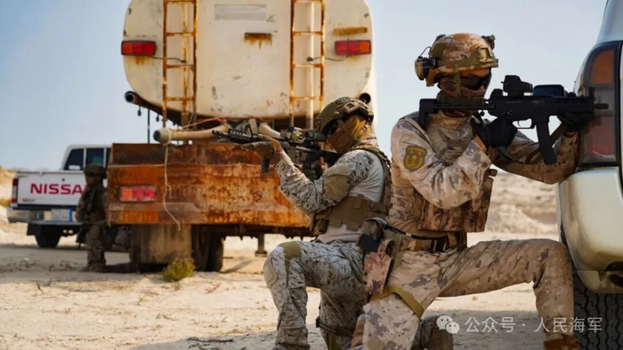 ▲中沙双方参训队员正在对目标进行侦察监视