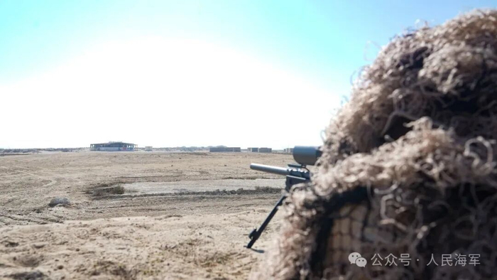 ▲中沙双方参训队员正在进行陆上综合演练