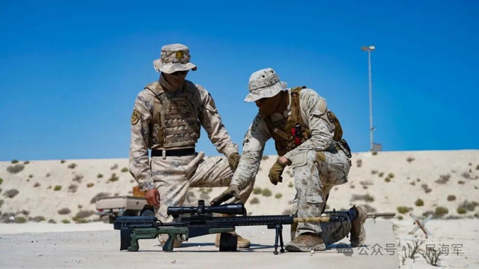 ▲中沙双方参训队员狙击手进行交流