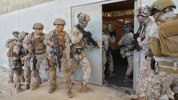 ▲中沙双方参训队员正在进行陆上综合演练