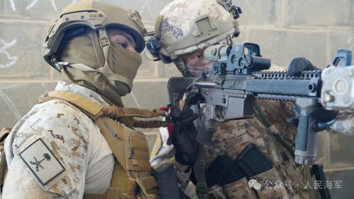 ▲中沙双方参训队员交换体验武器性能