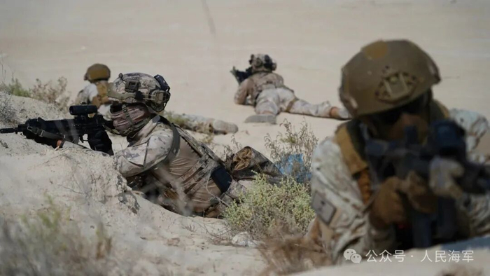 ▲中沙双方参训队员正在对目标进行侦察监视