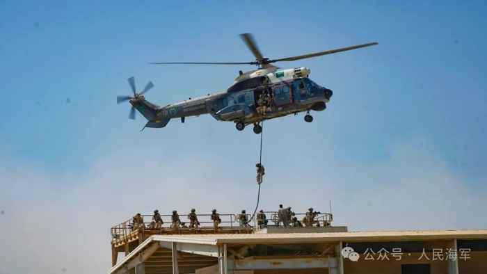▲中沙双方参训队员搭乘直升机实施空中突入