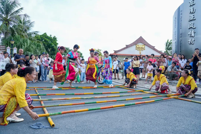 五丰村民向游客展示东南亚风情舞 海宴镇供图