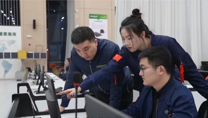 余佳颖与同事们一起解决技术难题