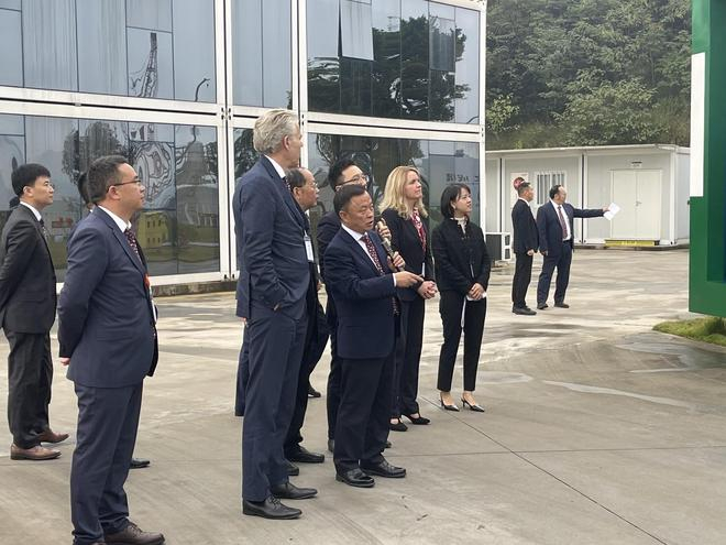 康睿德（左三）一行探访工业园 每经记者 胥帅 摄