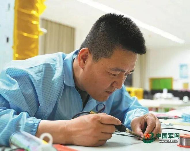 酒泉卫星发射中心科技人员正在对设备进行检修。王明艳 摄