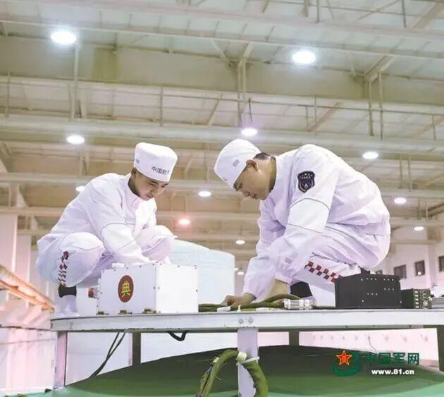 酒泉卫星发射中心科技人员正在展开专业训练。王明艳 摄