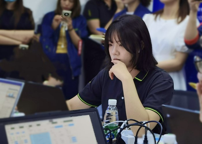 余佳颖工作日常