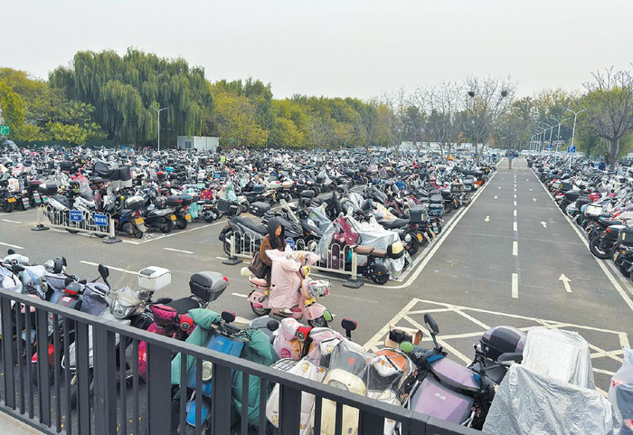 11月6日，潞城地铁站外，非机动车有序停放。新京报记者　王贵彬　摄