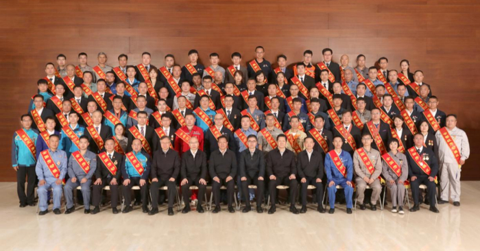 2025年5月19日，中国五矿领导班子成员与受到表彰的劳动模范