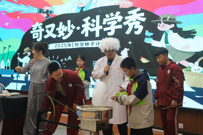 图为科学秀现场主持人冀星和张腾老师引导学生体验