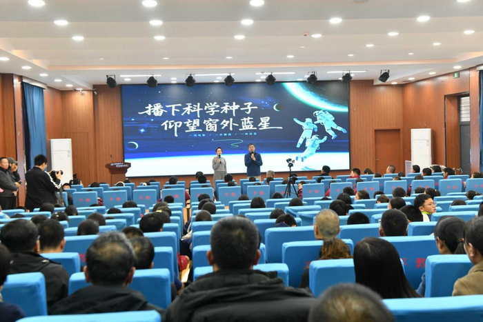 图为《窗外是蓝星》导演朱翌冉和学生互动