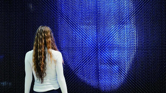     一名女士在美国拉斯维加斯消费电子展上体验智能科技。