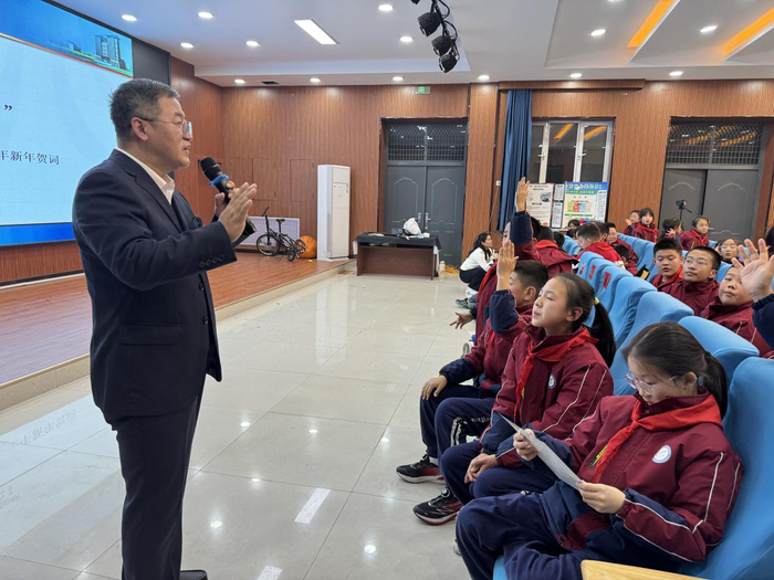 图为航天科普专家金磊做报告