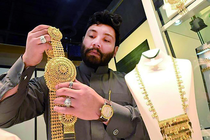     第23届国际黄金珠宝展上的珠宝首饰    新华社发