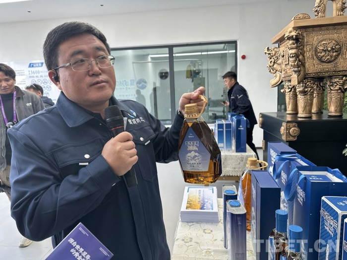 图为杭五洲向记者介绍公司产品　摄影：张艺彤