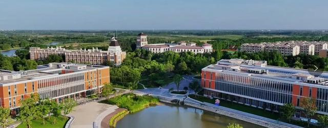 上海外国语大学贤达学院发挥优势、办出特色。弦炟 摄