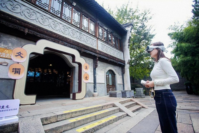 游客在“文澜重光·数韵流芳”展览中，通过 MR 技术体验数字版“书阁合一”。聂元文 摄