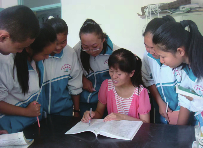 李桂枝（右三）辅导学生