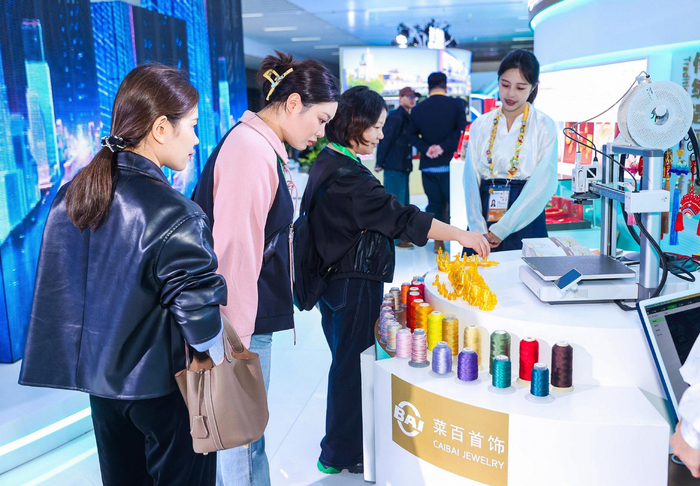 菜百展台被观众围绕（受访者供图）