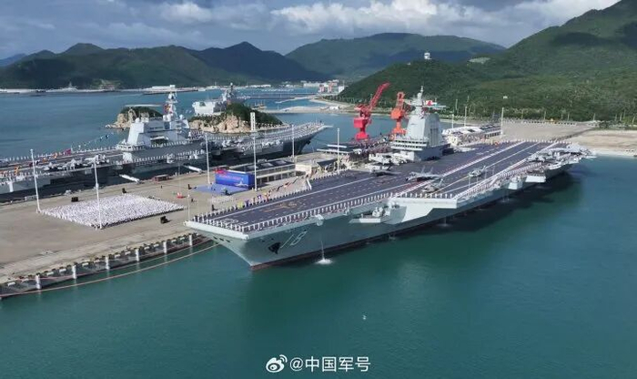 我国第一艘电磁弹射型航空母舰福建舰入列授旗仪式5日在海南三亚某军港举行。
