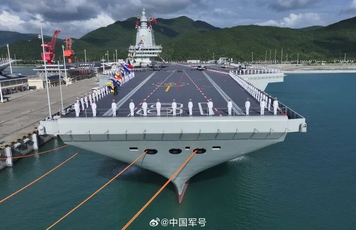 我国第一艘电磁弹射型航空母舰福建舰入列授旗仪式5日在海南三亚某军港举行。