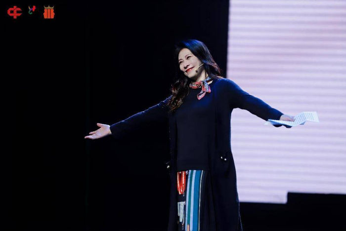 演员岳红亮相活动舞台