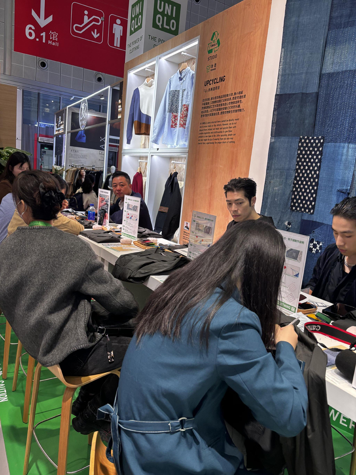 进博会上的手工刺子绣现场（魏雨田摄）