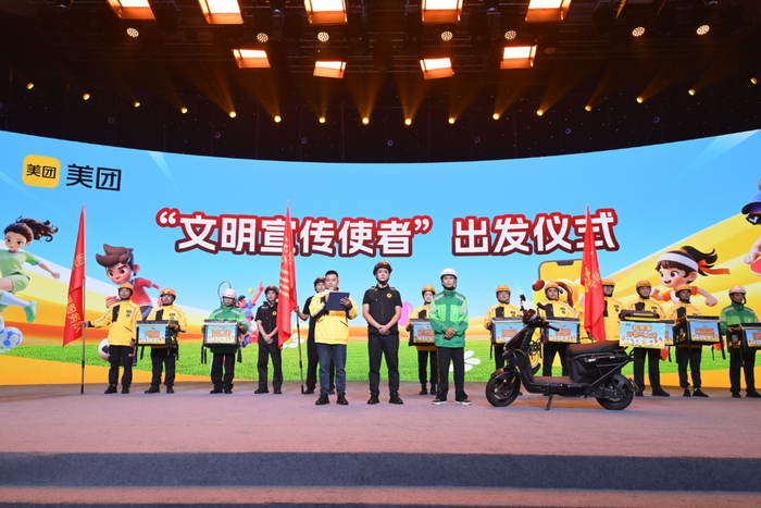 美团骑手宣读文明宣传倡议书。佳音摄