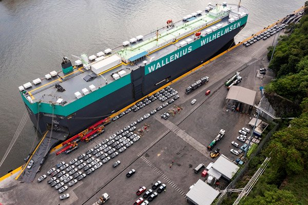 今年4月16日，巴西维多利亚港，华伦威尔森滚装船卸下比亚迪电动汽车 IC photo