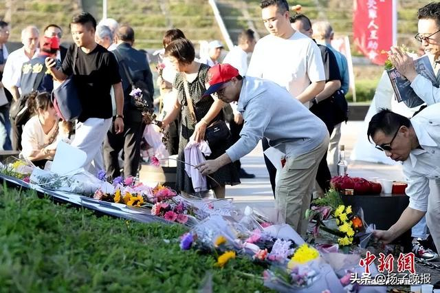 11月8日，台北秋祭白色恐怖受难者仪式在马场町纪念公园举行，民众自发前来献花。中新社记者 朱贺 摄
