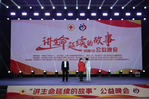 ▲湖南浏阳市淳口镇民生事务办邱厚胜主任、遗体捐献者邢长希女儿邢光彩展现大爱在基层生根结果