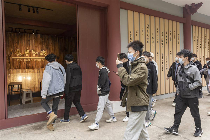 在睡虎地考古遗址参观的青少年（通讯员周亚雄摄）