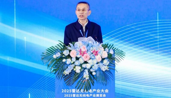 图为中国无线电协会陈进星副秘书长致辞
