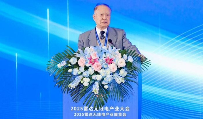 图为中国工程院院士贲德教授宣布大会正式开幕