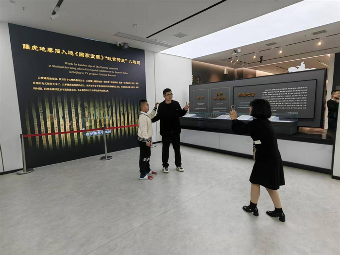 观众在展厅拍照留念（通讯员聂杰杰摄）