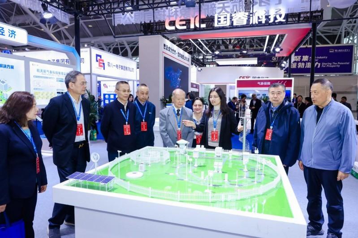 图为领导、嘉宾巡馆与参观展会