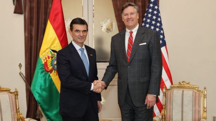 △玻利維亞總統(tǒng)羅德里戈·帕斯·佩雷拉和美國副國務(wù)卿克里斯托弗·蘭道（資料圖）