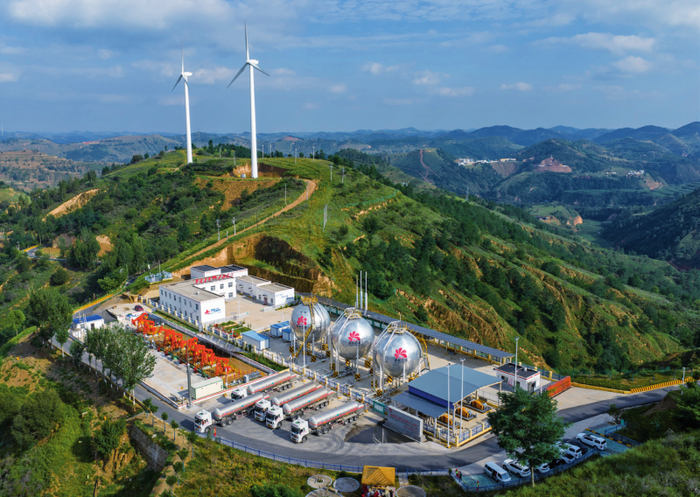 鸟瞰延长石油CCUS项目油田二氧化碳注入工程现场（2025年8月25日摄） 受访者供图