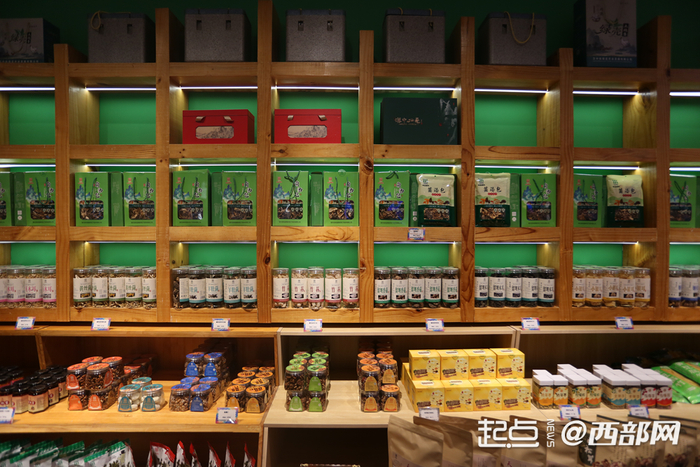 留坝特产线下门店。李亮 摄