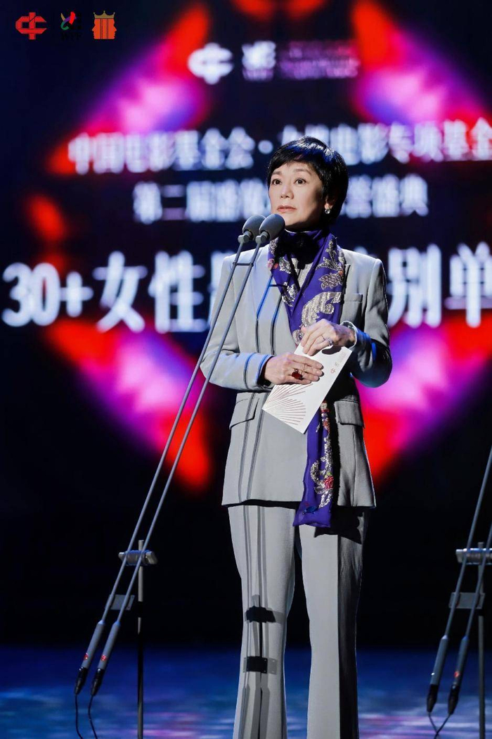 张艾嘉为30+女性题材单元颁奖 图据主办方