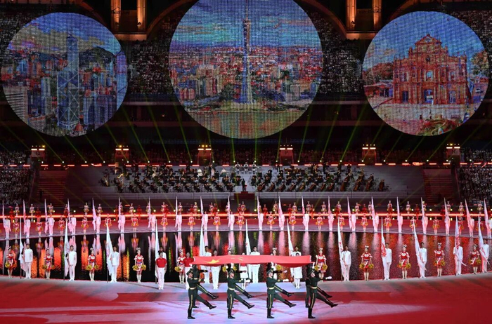 旗手护送中华人民共和国国旗入场。新华社记者 邓华 摄