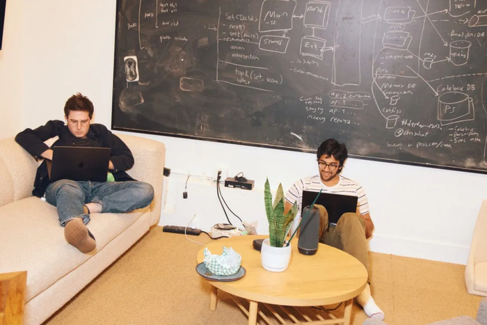 Cursor 员工很热衷于用黑板脑爆｜图源：Colossus